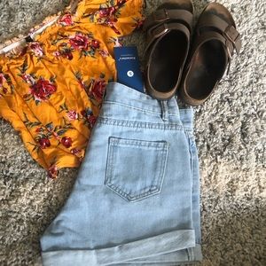 Light wash mom shorts!!